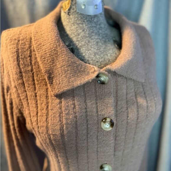 London Kaye Women's Tortoise Shell Button-Up Sweater - Carmel Cream - Medium - Picture 4 of 7